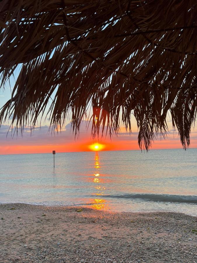 Bella Alba Apartment On The Beach Alba Adriatica Luaran gambar
